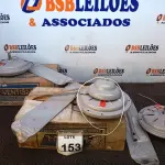 LOTE 153 - 03 VENTILADORES DE TETO SENDO 01 INCOMPLETO. (NO ESTADO) ATENÇÃO! FAZER A VISITAÇÃO ANTES DE ARREMATAR, NÃO SABEMOS SE FUNCIONA. LEILÃO NÃO TEM GARANTIA E NEM DEVOLUÇÃO, SUJEITO A POSSÍVEIS AVARIAS VISÍVEIS/OCULTAS E/OU AUSÊNCIA DE COMPONENTES.