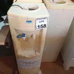 LOTE 158 - 03 BEBEDOUROS PARA GARRAFÃO. (NO ESTADO) ATENÇÃO! FAZER A VISITAÇÃO ANTES DE ARREMATAR, NÃO SABEMOS SE FUNCIONA. LEILÃO NÃO TEM GARANTIA E NEM DEVOLUÇÃO, SUJEITO A POSSÍVEIS AVARIAS VISÍVEIS/OCULTAS E/OU AUSÊNCIA DE COMPONENTES.