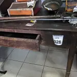 LOTE 026 - 01 MESA DE FAZENDA. (NO ESTADO)
