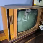 LOTE 082 - 01 TV PHILCO 3D MADEIRA. (NO ESTADO)