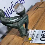 LOTE 067 - 01 ESCULTURA MOÇA COM BOLA. (NO ESTADO)