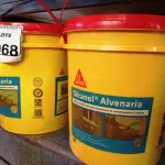 LOTE 068 - 02 BALDES DE SIKANOL ALVENARIA ADITIVO PLASTIFICANTE PARA ARGAMASSA DE ASSENTAMENTO E REBOCO, 18 LITROS CADA. (NO ESTADO) ATENÇÃO! FAZER A VISITAÇÃO ANTES DE ARREMATAR, NÃO SABEMOS SE FUNCIONA. LEILÃO NÃO TEM GARANTIA E NEM DEVOLUÇÃO, SUJEITO A POSSÍVEIS AVARIAS VISÍVEIS/OCULTAS E/OU AUSÊNCIA DE COMPONENTES.