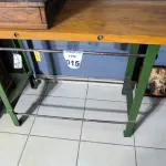LOTE 015 - 01 APARADOR VERDE. PEÇA UPCYCLING - PRODUZIDA NO BOM E VELHO (NO ESTADO)