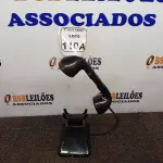 LOTE 110 - 01 LUMINÁRIA/ DESPERTADOR EM FORMATO POR TELEFONE ANTIGO. (NO ESTADO) ATENÇÃO! FAZER A VISITAÇÃO ANTES DE ARREMATAR, NÃO SABEMOS SE FUNCIONA. LEILÃO NÃO TEM GARANTIA E NEM DEVOLUÇÃO, SUJEITO A POSSÍVEIS AVARIAS VISÍVEIS/OCULTAS E/OU AUSÊNCIA DE COMPONENTES.