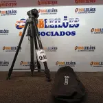 LOTE 046 - 01 TRIPÉ PARA CÂMERA MARCA TOMATE MTG-3016. (NO ESTADO) ATENÇÃO! FAZER A VISITAÇÃO ANTES DE ARREMATAR, NÃO SABEMOS SE FUNCIONA. LEILÃO NÃO TEM GARANTIA E NEM DEVOLUÇÃO, SUJEITO A POSSÍVEIS AVARIAS VISÍVEIS/OCULTAS E/OU AUSÊNCIA DE COMPONENTES.