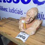 LOTE 060 - 01 MULHER IDOSA DE BARRO ALTAIR ALVES. (NO ESTADO)