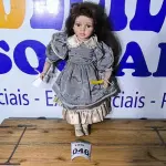 LOTE 046 - 01 BONECA DE PORCELANA. (NO ESTADO)