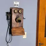 LOTE 002 - 01 TELEFONE MADEIRA PAREDE.PEÇA ORIGINAL, ANTES DOS ANOS 20.(NO ESTADO)