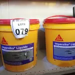 LOTE 079 - 02 BALDES DE IMPERSIKA LÍQUIDO ADITIVO PLASTIFICANTE PARA ARGAMASSA DE ASSENTAMENTO E REBOCO, 18 LITROS CADA. (NO ESTADO) ATENÇÃO! FAZER A VISITAÇÃO ANTES DE ARREMATAR, NÃO SABEMOS SE FUNCIONA. LEILÃO NÃO TEM GARANTIA E NEM DEVOLUÇÃO, SUJEITO A POSSÍVEIS AVARIAS VISÍVEIS/OCULTAS E/OU AUSÊNCIA DE COMPONENTES