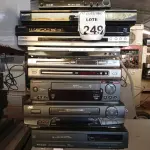LOTE 249 - 07 APARELHOS DE DVD E 03 VÍDEOS CASSETE. (NO ESTADO) ATENÇÃO! FAZER A VISITAÇÃO ANTES DE ARREMATAR, NÃO SABEMOS SE FUNCIONA. LEILÃO NÃO TEM GARANTIA E NEM DEVOLUÇÃO, SUJEITO A POSSÍVEIS AVARIAS VISÍVEIS/OCULTAS E/OU AUSÊNCIA DE COMPONENTES.
