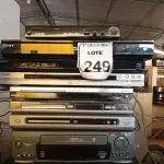 LOTE 249 - 07 APARELHOS DE DVD E 03 VÍDEOS CASSETE. (NO ESTADO) ATENÇÃO! FAZER A VISITAÇÃO ANTES DE ARREMATAR, NÃO SABEMOS SE FUNCIONA. LEILÃO NÃO TEM GARANTIA E NEM DEVOLUÇÃO, SUJEITO A POSSÍVEIS AVARIAS VISÍVEIS/OCULTAS E/OU AUSÊNCIA DE COMPONENTES.