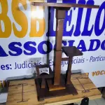 LOTE 118 - 01 MESA DE CANTO ART DECO. (NO ESTADO)