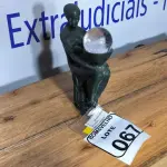 LOTE 067 - 01 ESCULTURA MOÇA COM BOLA. (NO ESTADO)