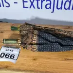 LOTE 066 - 01 SOMBRINHA DE MADEIRA ANTIGA. (NO ESTADO)