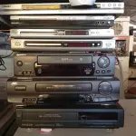 LOTE 249 - 07 APARELHOS DE DVD E 03 VÍDEOS CASSETE. (NO ESTADO) ATENÇÃO! FAZER A VISITAÇÃO ANTES DE ARREMATAR, NÃO SABEMOS SE FUNCIONA. LEILÃO NÃO TEM GARANTIA E NEM DEVOLUÇÃO, SUJEITO A POSSÍVEIS AVARIAS VISÍVEIS/OCULTAS E/OU AUSÊNCIA DE COMPONENTES.