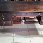 LOTE 044 - 01 ESCRIVANINHA MADEIRA DE LEI. (NO ESTADO)