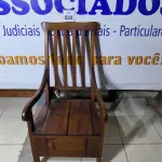 LOTE 033 - 01 VASO SANITÁRIO EM MADEIRA COM TAMPA ORIGINAL USADO ATÉ ANOS 30. (NO ESTADO)