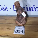 LOTE 054 - 01 ESCULTURA MULHER EM BARRO 26 CM (NO ESTADO)