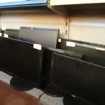 LOTE 085 - 10 MONITORES LCD MARCAS E MODELOS DIVERSOS. (NO ESTADO) ATENÇÃO! FAZER A VISITAÇÃO ANTES DE ARREMATAR, NÃO SABEMOS SE FUNCIONA. LEILÃO NÃO TEM GARANTIA E NEM DEVOLUÇÃO, SUJEITO A POSSÍVEIS AVARIAS VISÍVEIS/OCULTAS E/OU AUSÊNCIA DE COMPONENTES.