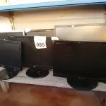 LOTE 085 - 10 MONITORES LCD MARCAS E MODELOS DIVERSOS. (NO ESTADO) ATENÇÃO! FAZER A VISITAÇÃO ANTES DE ARREMATAR, NÃO SABEMOS SE FUNCIONA. LEILÃO NÃO TEM GARANTIA E NEM DEVOLUÇÃO, SUJEITO A POSSÍVEIS AVARIAS VISÍVEIS/OCULTAS E/OU AUSÊNCIA DE COMPONENTES.