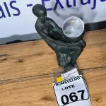 LOTE 067 - 01 ESCULTURA MOÇA COM BOLA. (NO ESTADO)