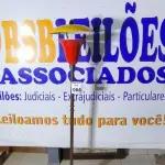 LOTE 064 - 01 LUMINARIA INDUSTRIAL VERMELHA. PEÇA UPCYCLING - PRODUZIDA NO BOM E VELHO (NO ESTADO)