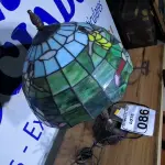 LOTE 086 - 01 ABAJUR TIFANI FUTEBOL. (NO ESTADO)