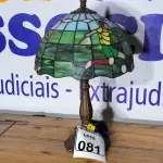 LOTE 081 - 01 ABAJUR TIFANI FUTEBOL. (NO ESTADO)