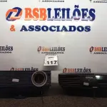 LOTE 117 - 02 PROJETORES MULTIMIDIA MARCA EPSON E BENQ. (NO ESTADO) ATENÇÃO! FAZER A VISITAÇÃO ANTES DE ARREMATAR, NÃO SABEMOS SE FUNCIONA. LEILÃO NÃO TEM GARANTIA E NEM DEVOLUÇÃO, SUJEITO A POSSÍVEIS AVARIAS VISÍVEIS/OCULTAS E/OU AUSÊNCIA DE COMPONENTES.