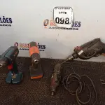 LOTE 098 - 01 FURADEIRA 02 PARAFUSADEIRAS E 01 DREMEL MARCAS E MODELOS DIVERSOS. (NO ESTADO) ATENÇÃO! FAZER A VISITAÇÃO ANTES DE ARREMATAR, NÃO SABEMOS SE FUNCIONA. LEILÃO NÃO TEM GARANTIA E NEM DEVOLUÇÃO, SUJEITO A POSSÍVEIS AVARIAS VISÍVEIS/OCULTAS E/OU AUSÊNCIA DE COMPONENTES.