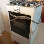 LOTE 156 - 01 FOGÃO A GÁS 04 BOCAS MARCA ELECTROLUX. (NO ESTADO) ATENÇÃO! FAZER A VISITAÇÃO ANTES DE ARREMATAR, NÃO SABEMOS SE FUNCIONA. LEILÃO NÃO TEM GARANTIA E NEM DEVOLUÇÃO, SUJEITO A POSSÍVEIS AVARIAS VISÍVEIS/OCULTAS E/OU AUSÊNCIA DE COMPONENTES.