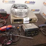 LOTE 102 - 01 TOCA-FITAS, 01 MICRO SYSTEM, 01 SOM AUTOMOTIVO E MATERIAIS DIVERSOS. (NO ESTADO) ATENÇÃO! FAZER A VISITAÇÃO ANTES DE ARREMATAR, NÃO SABEMOS SE FUNCIONA. LEILÃO NÃO TEM GARANTIA E NEM DEVOLUÇÃO, SUJEITO A POSSÍVEIS AVARIAS VISÍVEIS/OCULTAS E/OU AUSÊNCIA DE COMPONENTES.