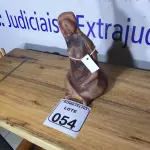 LOTE 054 - 01 ESCULTURA MULHER EM BARRO 26 CM (NO ESTADO)