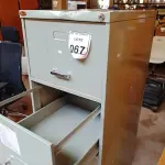 LOTE 067 - 01 ARQUIVO DE AÇO 04 GAVETAS SUSPENSAS E DIVERSAS LUMINÁRIAS. (NO ESTADO) ATENÇÃO! FAZER A VISITAÇÃO ANTES DE ARREMATAR, NÃO SABEMOS SE FUNCIONA. LEILÃO NÃO TEM GARANTIA E NEM DEVOLUÇÃO, SUJEITO A POSSÍVEIS AVARIAS VISÍVEIS/OCULTAS E/OU AUSÊNCIA DE COMPONENTES.