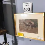 LOTE 103 - 01 CAVALO COM MOLDURA DOURADA. (NO ESTADO)