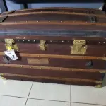 LOTE 117 - 01 BAÚ FRANCÊS. (NO ESTADO)