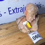 LOTE 060 - 01 MULHER IDOSA DE BARRO ALTAIR ALVES. (NO ESTADO)