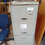 LOTE 067 - 01 ARQUIVO DE AÇO 04 GAVETAS SUSPENSAS E DIVERSAS LUMINÁRIAS. (NO ESTADO) ATENÇÃO! FAZER A VISITAÇÃO ANTES DE ARREMATAR, NÃO SABEMOS SE FUNCIONA. LEILÃO NÃO TEM GARANTIA E NEM DEVOLUÇÃO, SUJEITO A POSSÍVEIS AVARIAS VISÍVEIS/OCULTAS E/OU AUSÊNCIA DE COMPONENTES.