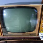 LOTE 082 - 01 TV PHILCO 3D MADEIRA. (NO ESTADO)
