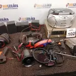 LOTE 102 - 01 TOCA-FITAS, 01 MICRO SYSTEM, 01 SOM AUTOMOTIVO E MATERIAIS DIVERSOS. (NO ESTADO) ATENÇÃO! FAZER A VISITAÇÃO ANTES DE ARREMATAR, NÃO SABEMOS SE FUNCIONA. LEILÃO NÃO TEM GARANTIA E NEM DEVOLUÇÃO, SUJEITO A POSSÍVEIS AVARIAS VISÍVEIS/OCULTAS E/OU AUSÊNCIA DE COMPONENTES.