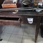 LOTE 026 - 01 MESA DE FAZENDA. (NO ESTADO)