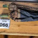 LOTE 066 - 01 SOMBRINHA DE MADEIRA ANTIGA. (NO ESTADO)