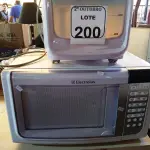 LOTE 200 - 01 UMIDIFICADOR E 01 MICRO-ONDAS SEMA PRATO MARCA ELETROLUX. (NO ESTADO) ATENÇÃO! FAZER A VISITAÇÃO ANTES DE ARREMATAR, NÃO SABEMOS SE FUNCIONA. LEILÃO NÃO TEM GARANTIA E NEM DEVOLUÇÃO, SUJEITO A POSSÍVEIS AVARIAS VISÍVEIS/OCULTAS E/OU AUSÊNCIA DE COMPONENTES.