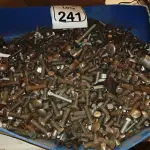 LOTE 241 - 01 LOTE COM DIVERSOS PARAFUSOS, PORCAS E MATERIAIS DIVERSOS. (NO ESTADO) ATENÇÃO! FAZER A VISITAÇÃO ANTES DE ARREMATAR, NÃO SABEMOS SE FUNCIONA. LEILÃO NÃO TEM GARANTIA E NEM DEVOLUÇÃO, SUJEITO A POSSÍVEIS AVARIAS VISÍVEIS/OCULTAS E/OU AUSÊNCIA DE COMPONENTES.