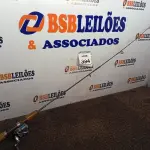 LOTE 394 - 01 VARA DE PESCA E 01 MOLINETE SHIMANO. (NO ESTADO) ATENÇÃO! FAZER A VISITAÇÃO ANTES DE ARREMATAR, NÃO SABEMOS SE FUNCIONA. LEILÃO NÃO TEM GARANTIA E NEM DEVOLUÇÃO, SUJEITO A POSSÍVEIS AVARIAS VISÍVEIS/OCULTAS E/OU AUSÊNCIA DE COMPONENTES.
