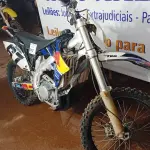 LOTE 002 - 01 MOTO DE MOTOCROSS TOKENS REDBULL MOTOR 250CC; COR PRETA C/BRANCA; ANO 2013 (NO ESTADO)