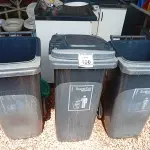 LOTE 466 - 03 LIXEIRAS COR PRETO SENDO 01 COM TAMPA E 01 C/TAMPA COR BRANCO. (NO ESTADO) ATENÇÃO! FAZER A VISITAÇÃO ANTES DE ARREMATAR, NÃO SABEMOS SE FUNCIONA. LEILÃO NÃO TEM GARANTIA E NEM DEVOLUÇÃO, SUJEITO A POSSÍVEIS AVARIAS VISÍVEIS/OCULTAS E/OU AUSÊNCIA DE COMPONENTES.