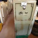 LOTE 301 - 01 COFRE COM 02 PORTAS. (NO ESTADO) ATENÇÃO! FAZER A VISITAÇÃO ANTES DE ARREMATAR, NÃO SABEMOS SE FUNCIONA. LEILÃO NÃO TEM GARANTIA E NEM DEVOLUÇÃO, SUJEITO A POSSÍVEIS AVARIAS VISÍVEIS/OCULTAS E/OU AUSÊNCIA DE COMPONENTES.