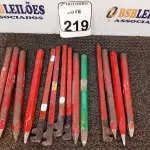LOTE 219 - 09 PONTEIROS DE FERRO E 05 DOBRADORES DE FERRO. (NO ESTADO) ATENÇÃO! FAZER A VISITAÇÃO ANTES DE ARREMATAR, NÃO SABEMOS SE FUNCIONA. LEILÃO NÃO TEM GARANTIA E NEM DEVOLUÇÃO, SUJEITO A POSSÍVEIS AVARIAS VISÍVEIS/OCULTAS E/OU AUSÊNCIA DE COMPONENTES.