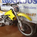 LOTE 006 - 01 MOTO DE MOTOCROSS SUZUKI RMZ; MOTOR 230CC; COR BRANCA C/AMARELA; ANO 2005. (NO ESTADO)